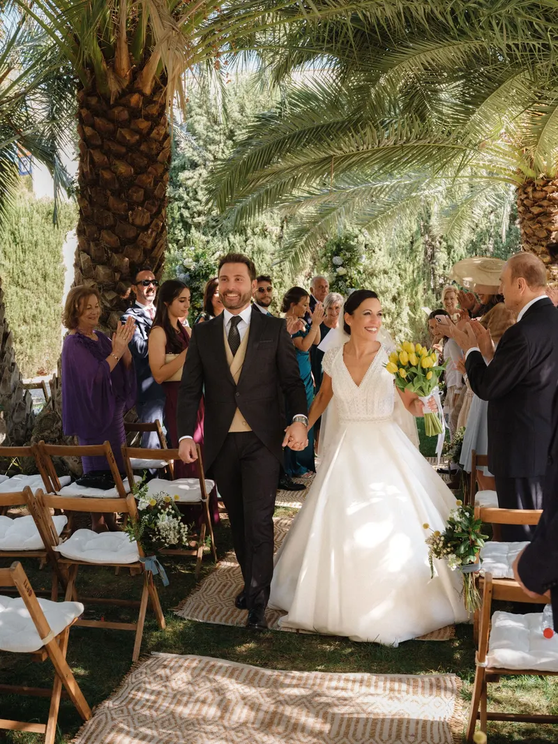 Fotografía analógica en bodas — ceremonia mediterránea entre palmeras
